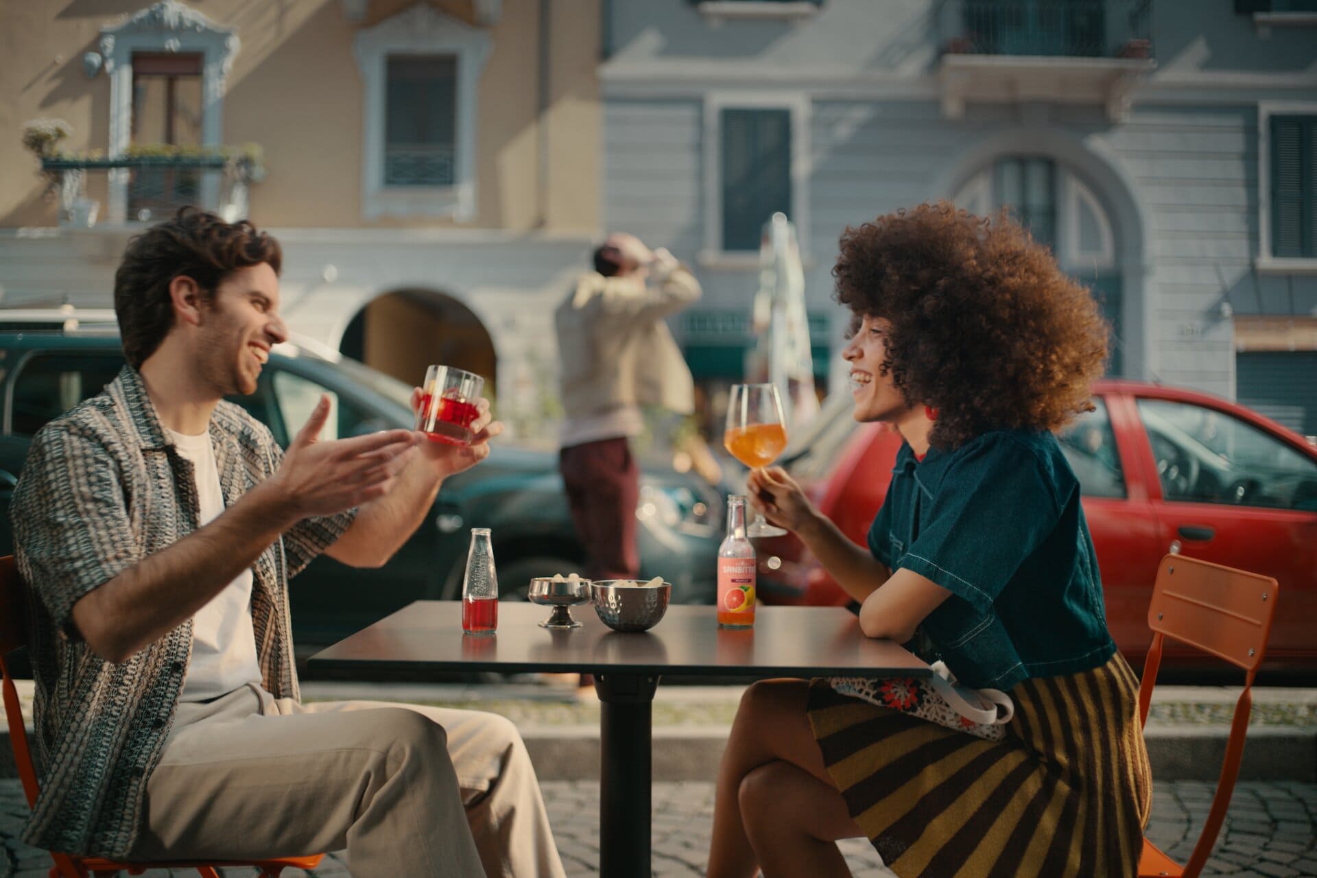 aperitivo in Italia tra amici al ba