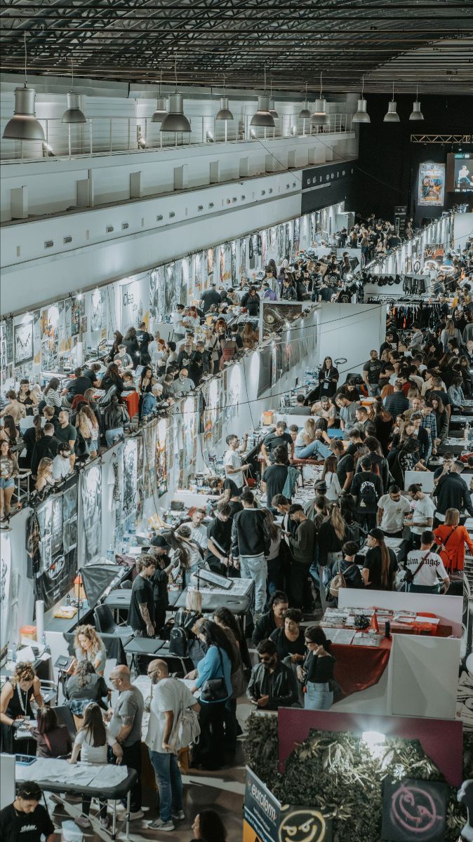 Artisti al lavoro durante la Palermo Tattoo Convention 2026 ai Cantieri Culturali alla Zisa