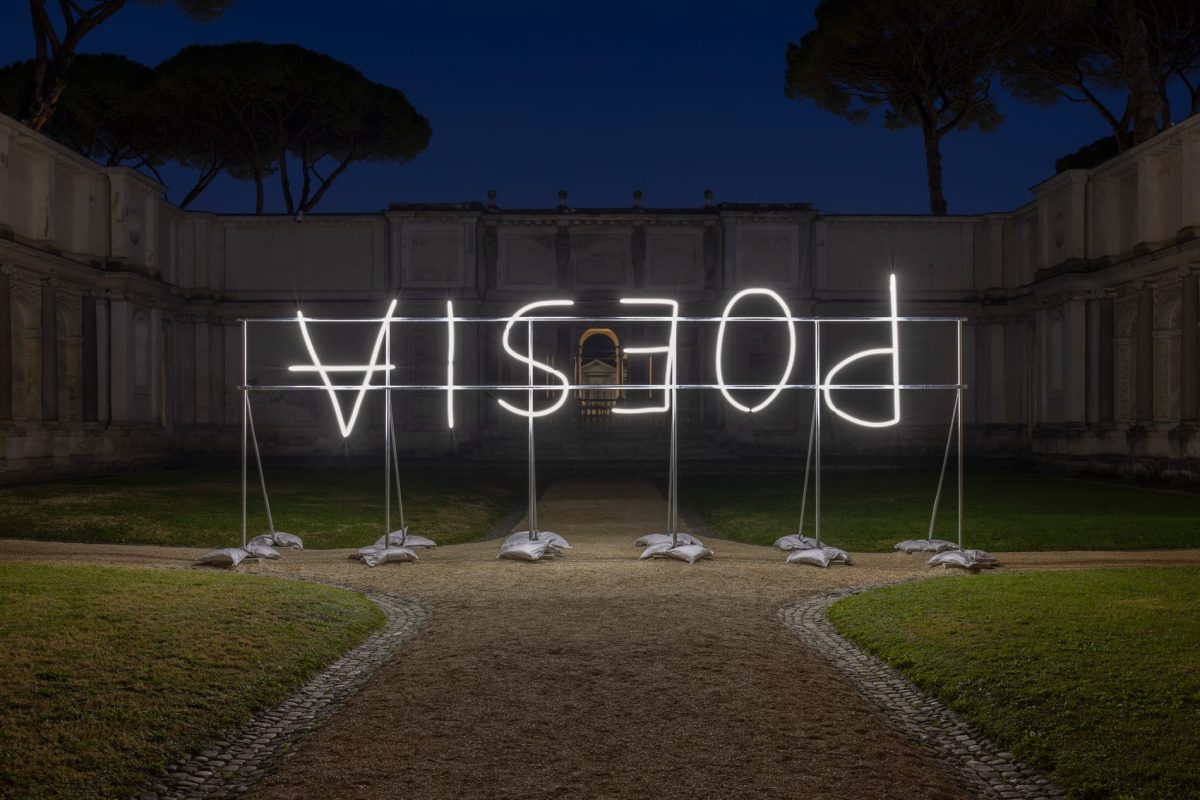 Marcello Maloberti, POESIA, 2025. Installazione neon site-specific. Museo Nazionale Etrusco di Villa Giulia, Roma.   Courtesy l'artista e Galleria Raffaella Cortese, Milano - Albisola. Fotografie di Andrea Rossetti