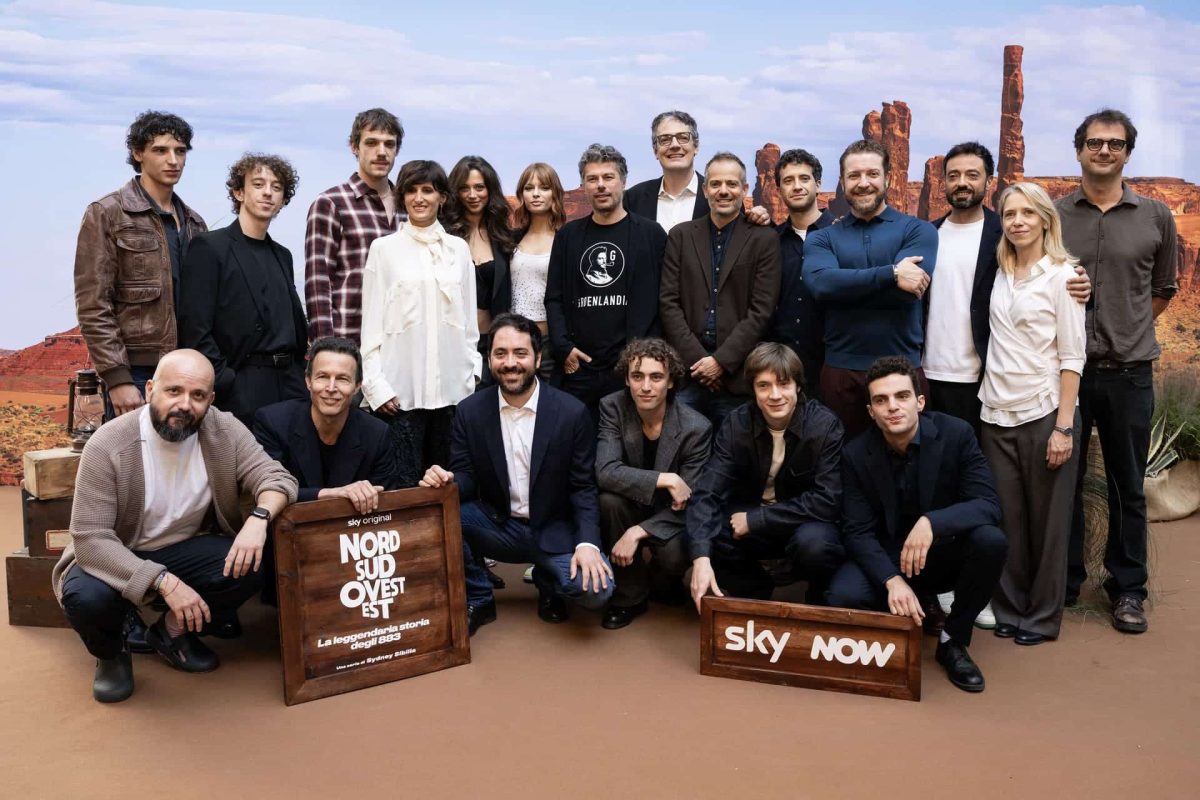 Nord Sud Ovest Est La leggendaria storia degli 883, la serie Sky Original con Elia Nuzzolo e Matteo Oscar Giuggioli