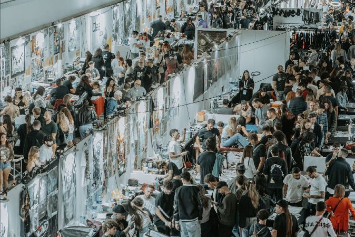 Artisti al lavoro durante la Palermo Tattoo Convention 2026 ai Cantieri Culturali alla Zisa
